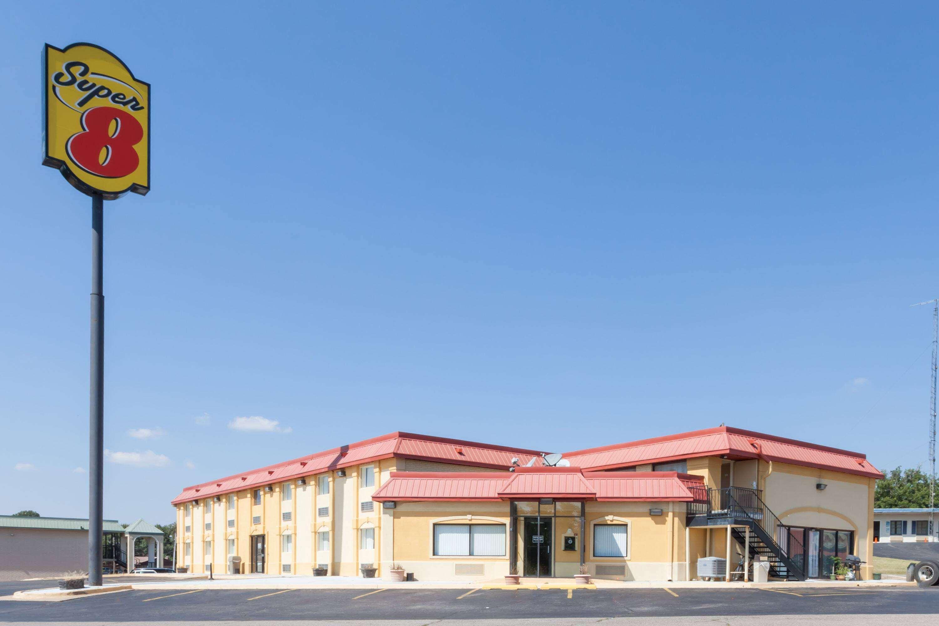 Super 8 By Wyndham Clinton Exterior foto