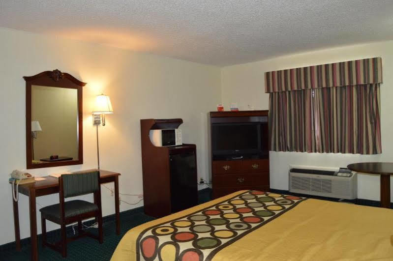 Super 8 By Wyndham Clinton Exterior foto