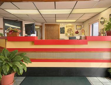 Super 8 By Wyndham Clinton Interior foto